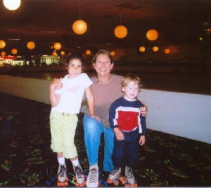 toriewithkids1sttimerollerskating8-13-06web.jpg